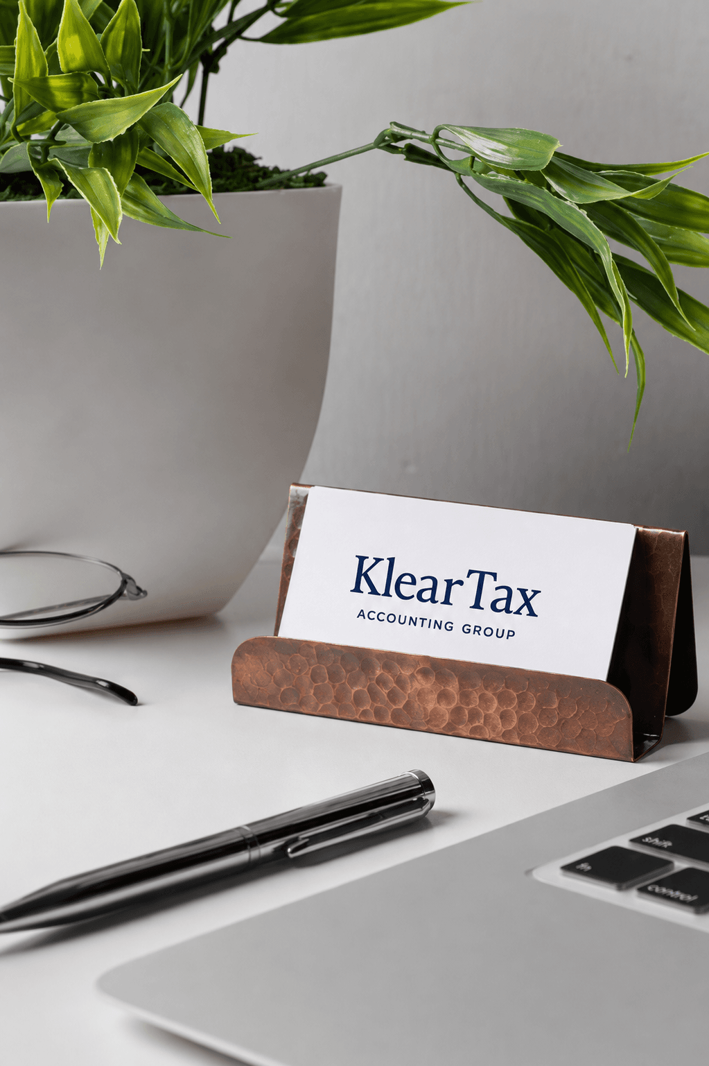 Tarjeta oficial de KlearTax Accounting Group en un escritorio
